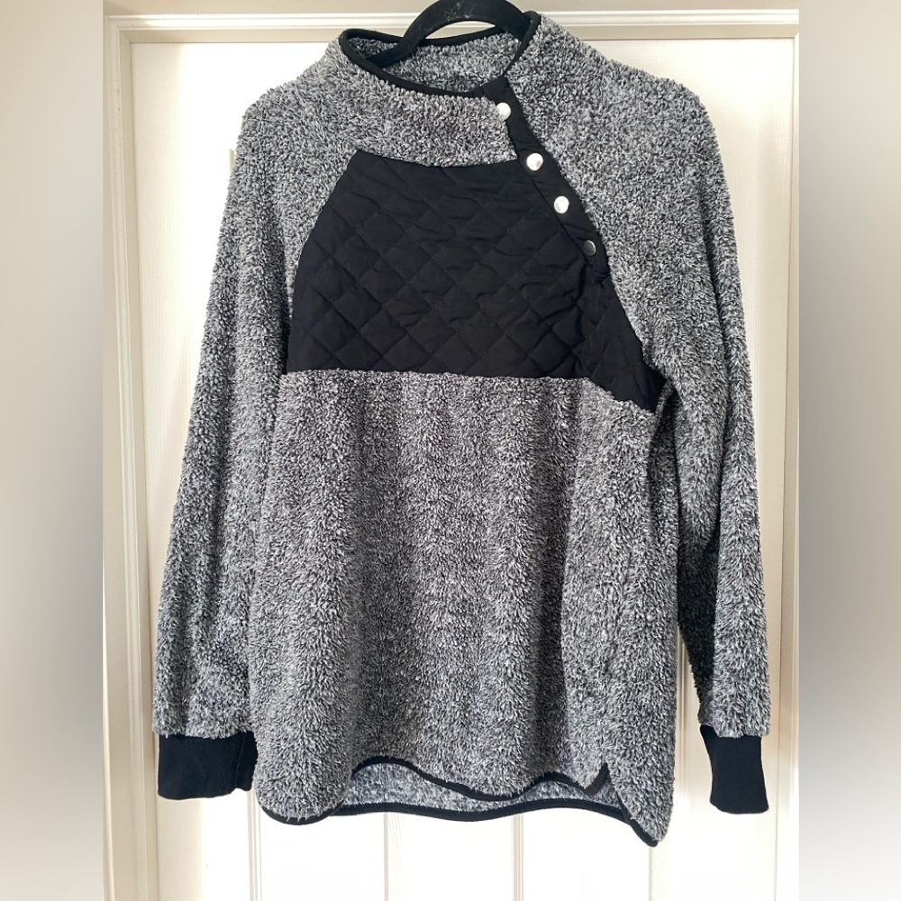 Pullover black & white sweatshirt/fleece